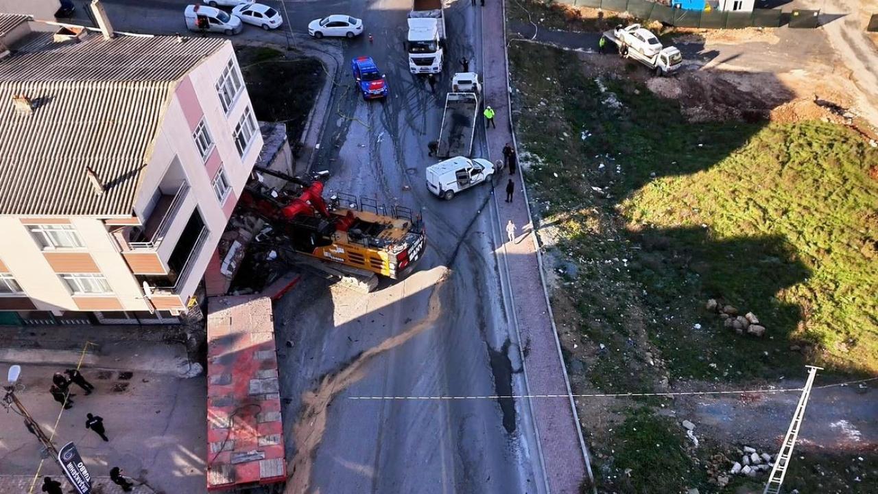 Başakşehir'de tırın çarptığı bina boşaltıldı