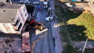 Başakşehir'de tırın çarptığı bina boşaltıldı