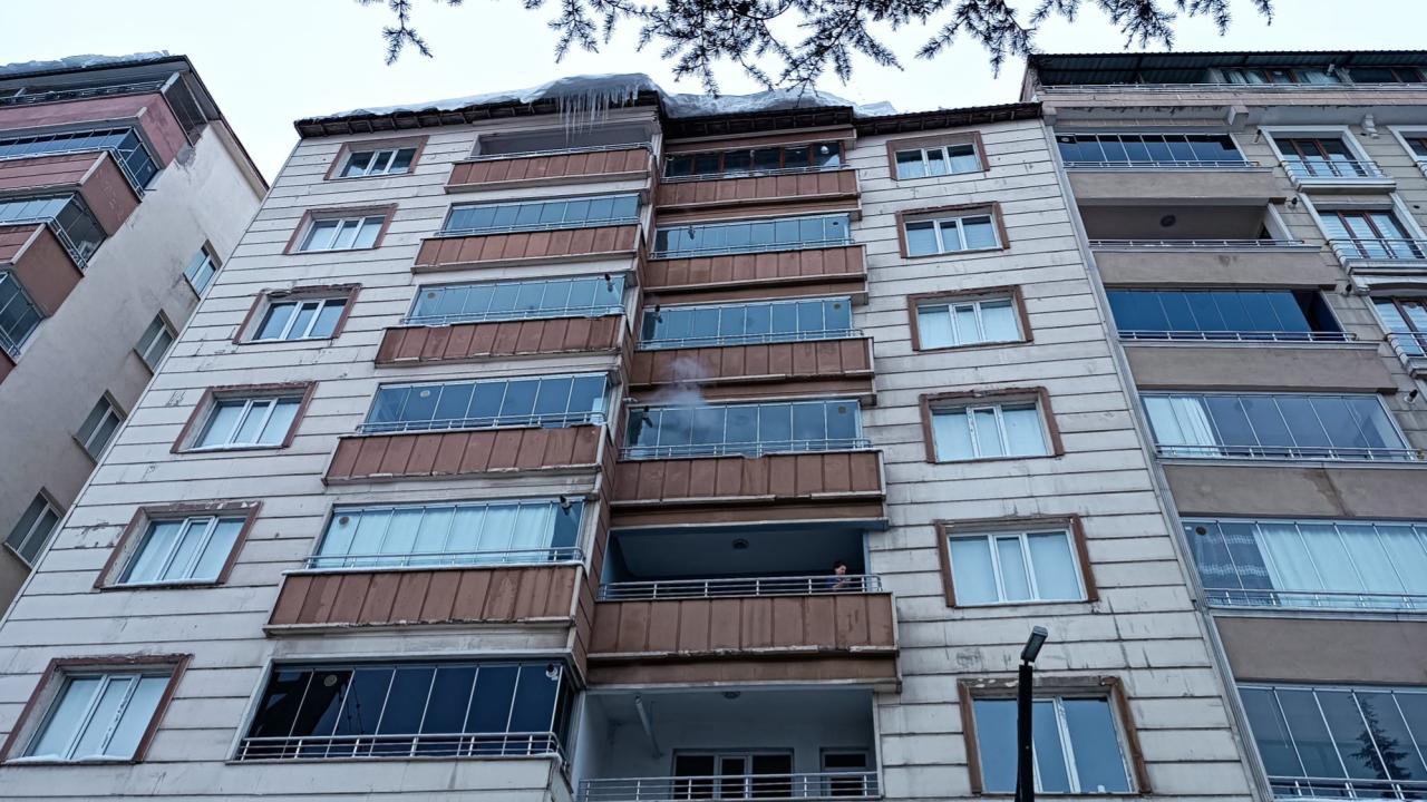 Bitlis'te çatıdan düşen buz kütlesinin altında kalan kadın öldü