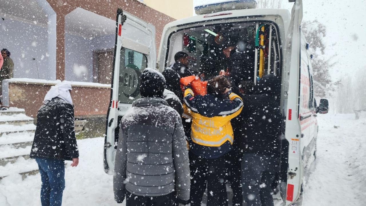 Yolu kardan kapanan köydeki hasta ekiplerce hastaneye ulaştırıldı