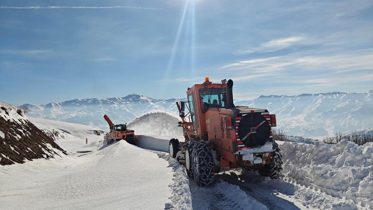 Muş'ta karla mücadele çalışmaları sürüyor