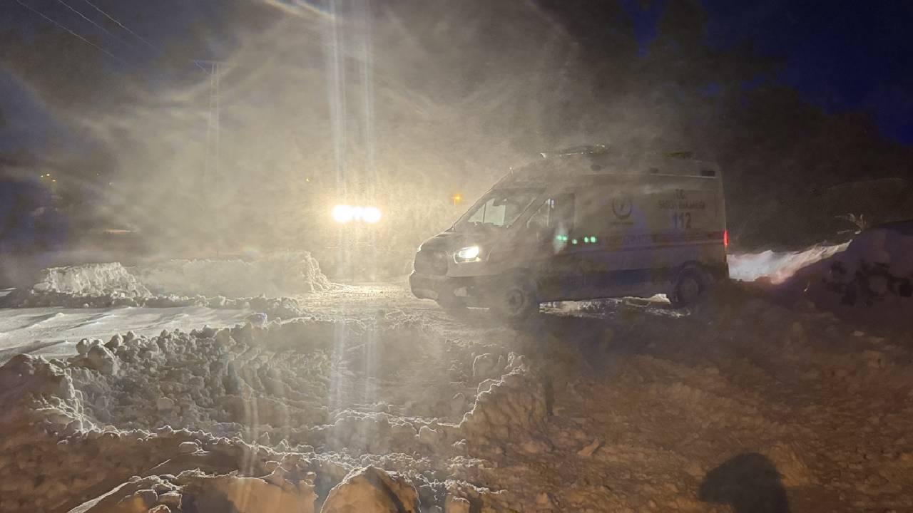 Ağrı'da yolu kardan kapanan köydeki hastaya paletli ambulansla ulaşıldı