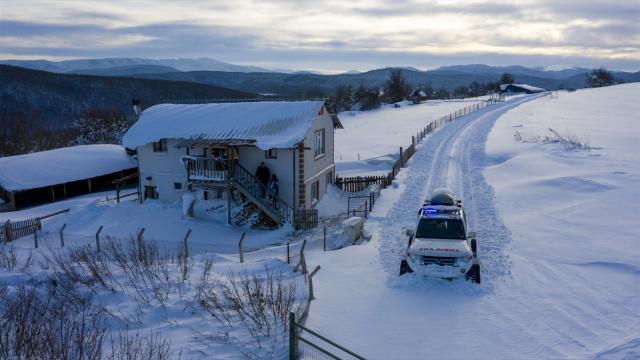 Paletli ambulans ekipleri, karlı yolları aşarak hastaların imdadına yetişiyor