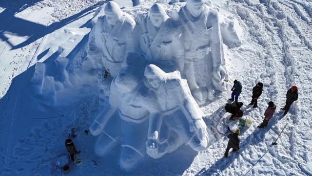 Sarıkamış şehitleri anısına yapılan kardan heykeller tamamlandı