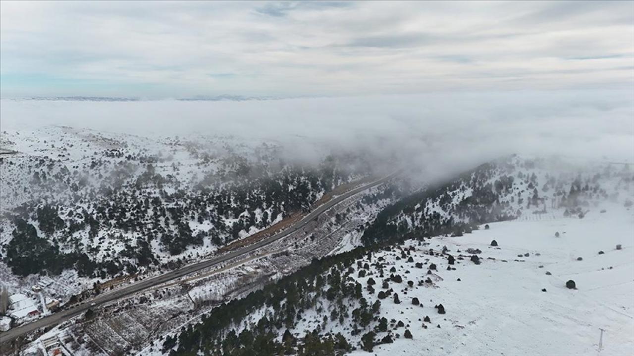 Sertavul Geçidi'ndeki kar ve sis havadan görüntülendi