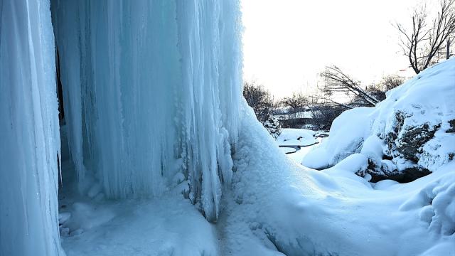 Bayburt'ta Sırakayalar Şelalesi buz tuttu