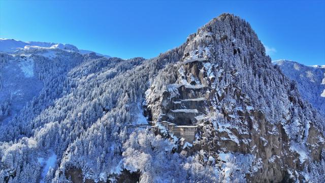 Beyaza bürünen Sümela Manastırı yerli ve yabancı ziyaretçilerini ağırlıyor