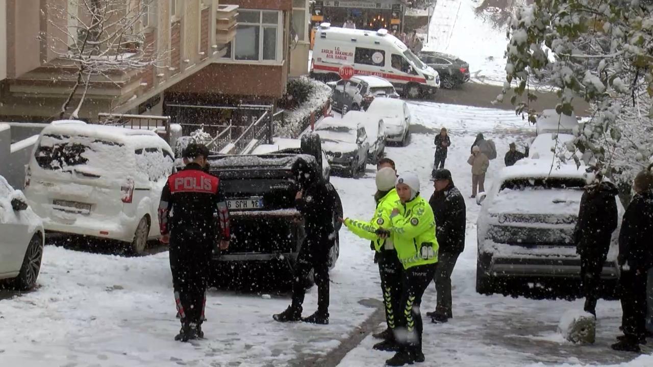 İstanbul'da buzlanan yolda kayan otomobil takla attı