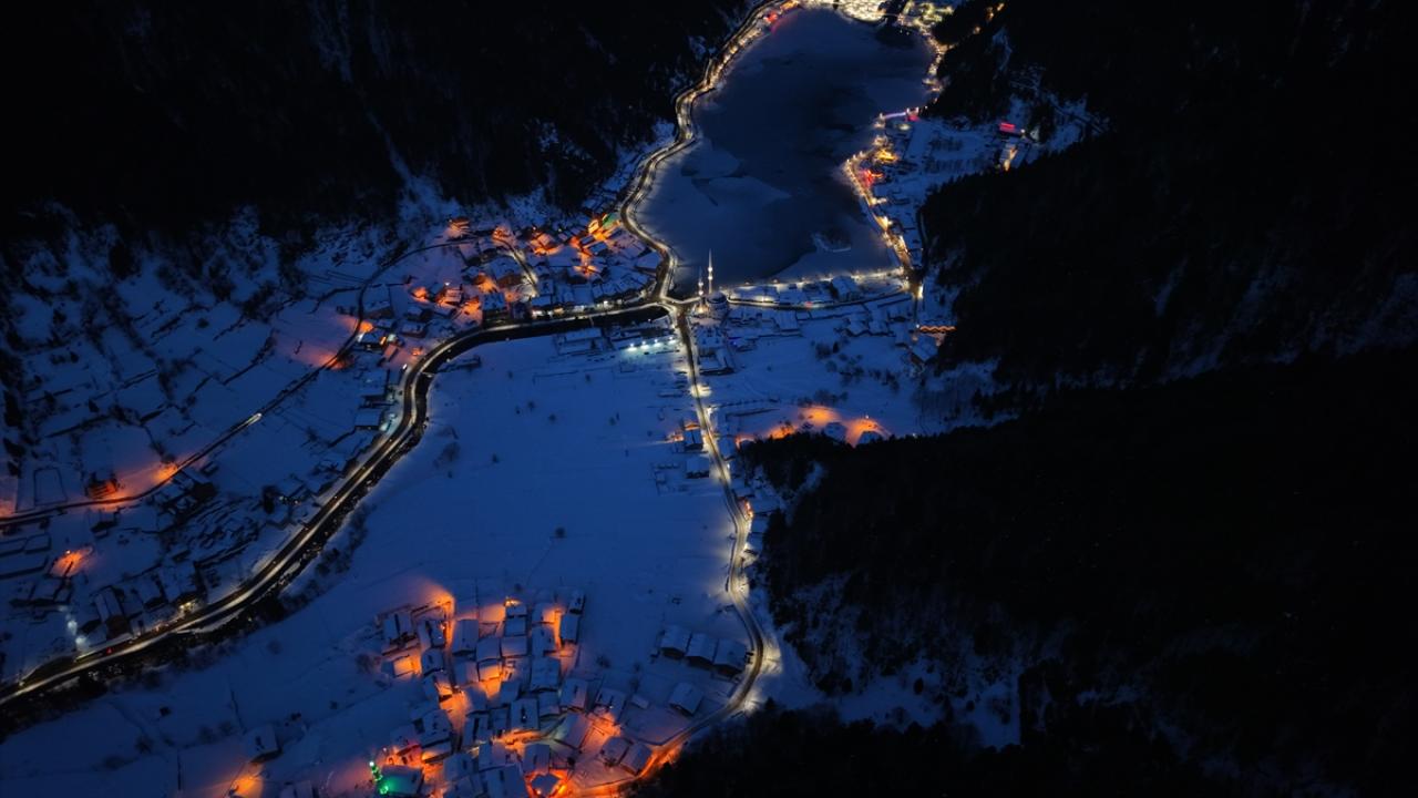 Yüzeyi buz tutan Uzungöl görülmeye değer manzaralar sunuyor