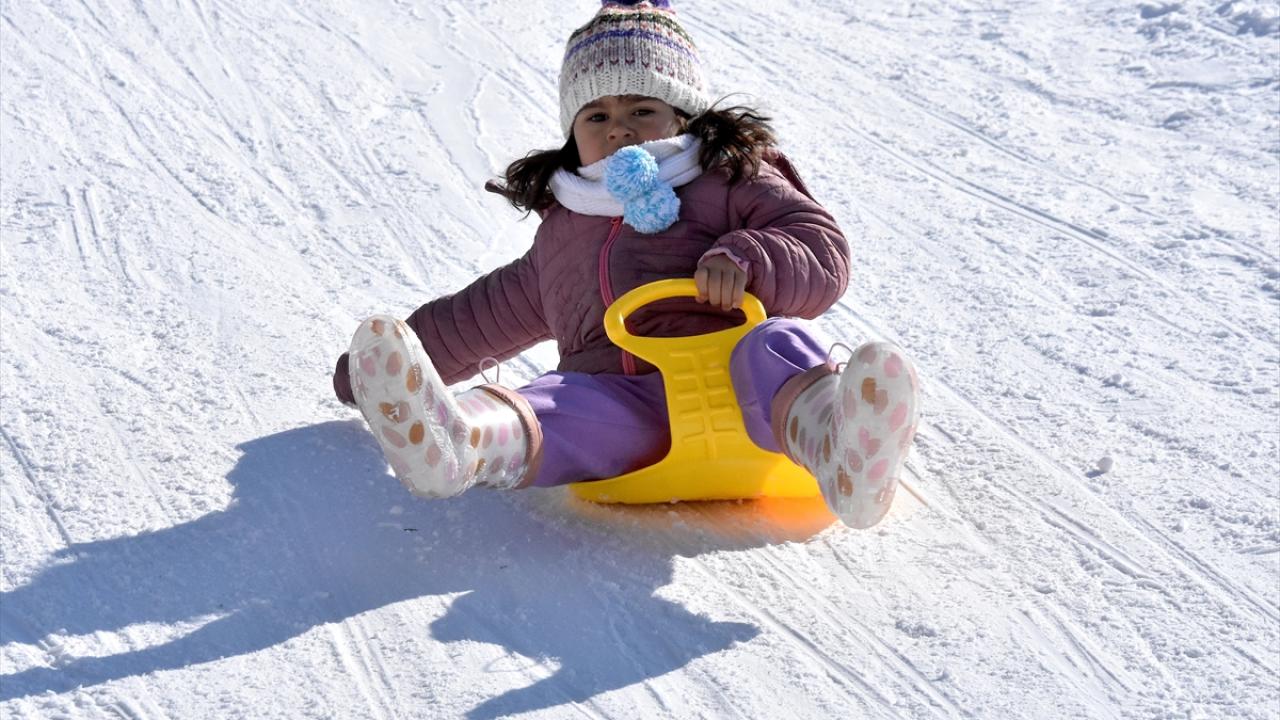 Vanlı çocuklar karlı tepeleri kayak pistine dönüştürdü