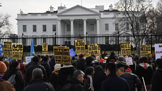 Washington'da ABD'nin Venezuela'ya düzenlediği saldırı protesto edildi