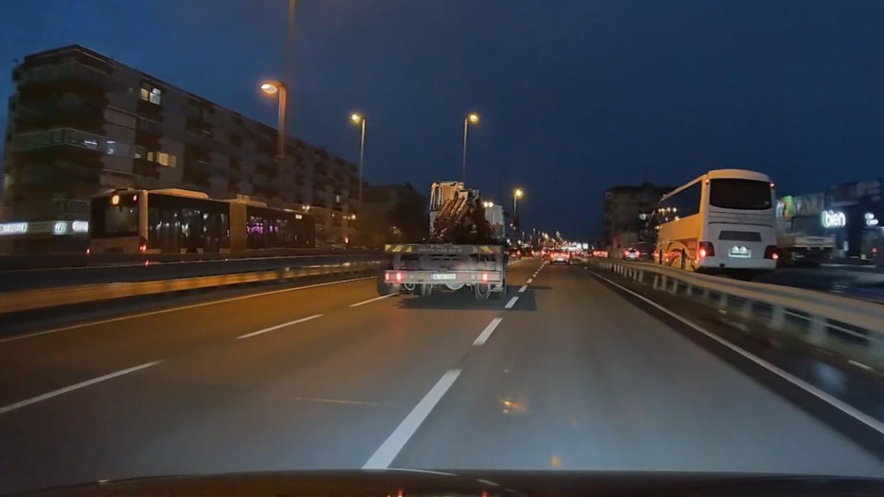 Küçükçekmece'de seyir halindeki vincin tekerleği çıktı