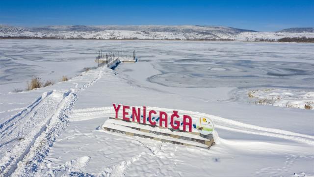Bolu'da Yeniçağa Gölü'nün yüzeyi buz tuttu