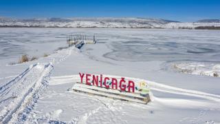 Bolu'da Yeniçağa Gölü'nün yüzeyi buz tuttu
