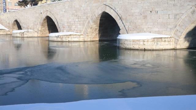 Tokat'ta Yeşilırmak'ın yüzeyi kısmen dondu