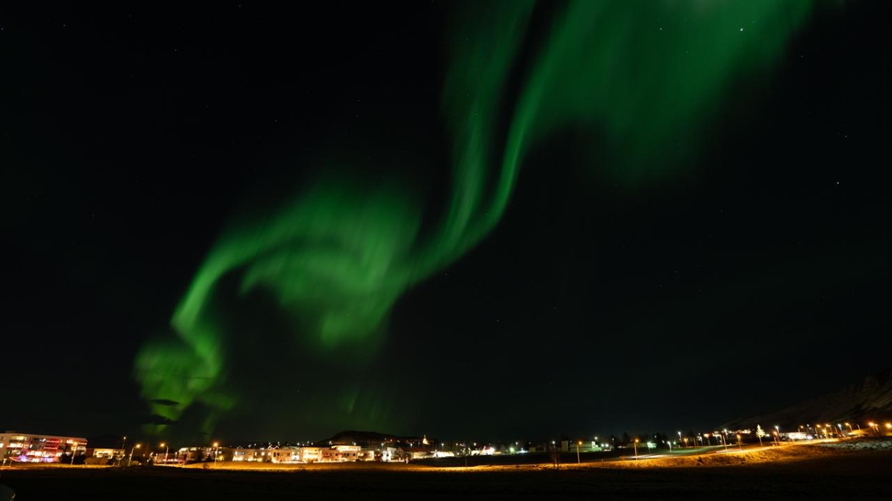 Güçlü jeomanyetik fırtına sırasında Kuzey Işıkları Reykjavik'i aydınlattı