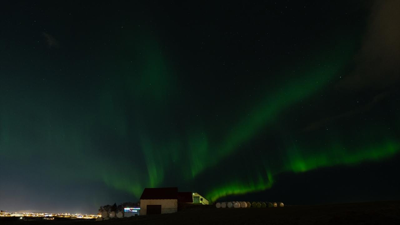 Güçlü jeomanyetik fırtına sırasında Kuzey Işıkları Reykjavik'i aydınlattı