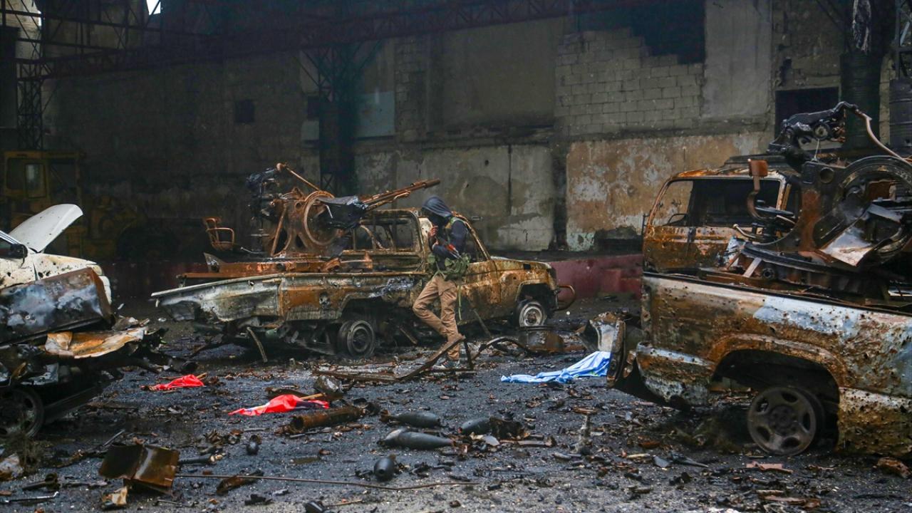 Şeyh Maksud’da terör örgütü YPG/SDG’ye ait yanan askeri araçları görüntülendi