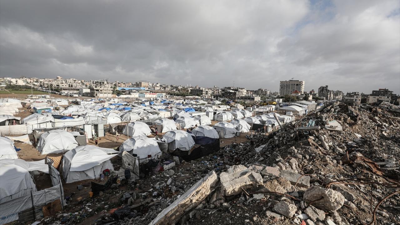 Etkili olan şiddetli yağış ve fırtına Filistinlilerin çadırlarını yıktı