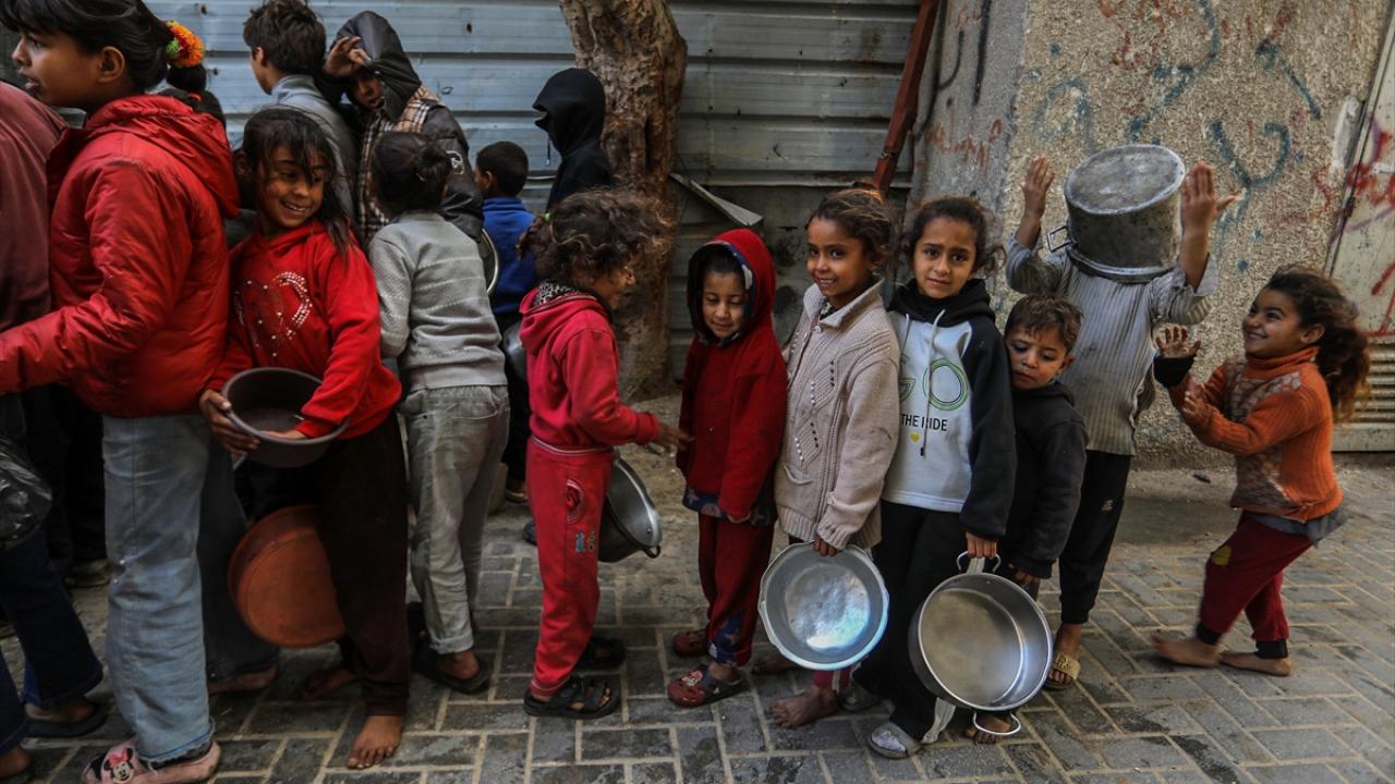 Gazze'de Filistinlilere yemek dağıtımı yapıldı