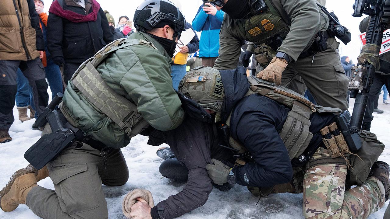 ABD’de, ICE polisine tepki olarak düzenlenen protestolarda en az 30 kişi gözaltına alındı