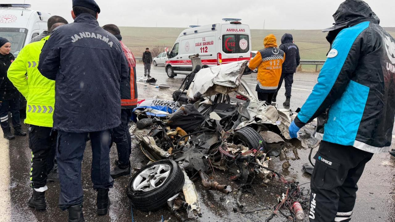 Otobüs otomobili kağıt gibi ezdi: Ölü ve yaralı var