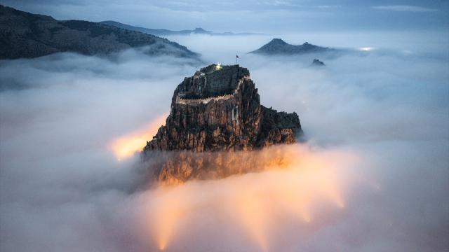 Afyonkarahisar Kalesi, sisin arasında yükseldi