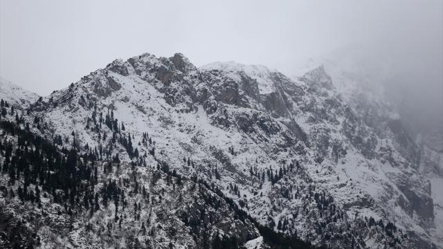Aladağlar'da oluşan kar güzelliği dronla görüntülendi