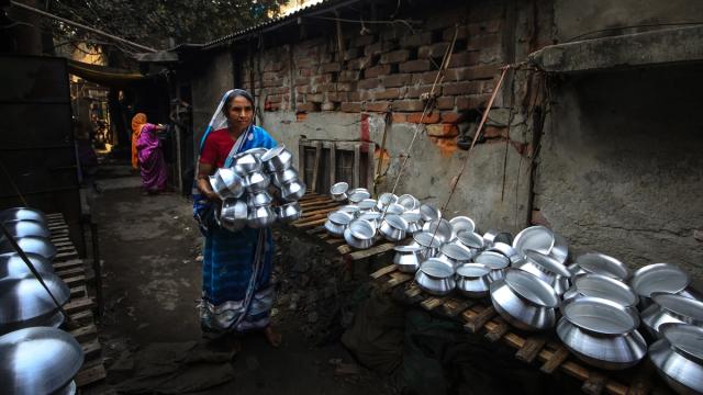 Bangladeş’te geri dönüşümle üretilen alüminyum kaplar