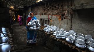 Bangladeş’te geri dönüşümle üretilen alüminyum kaplar