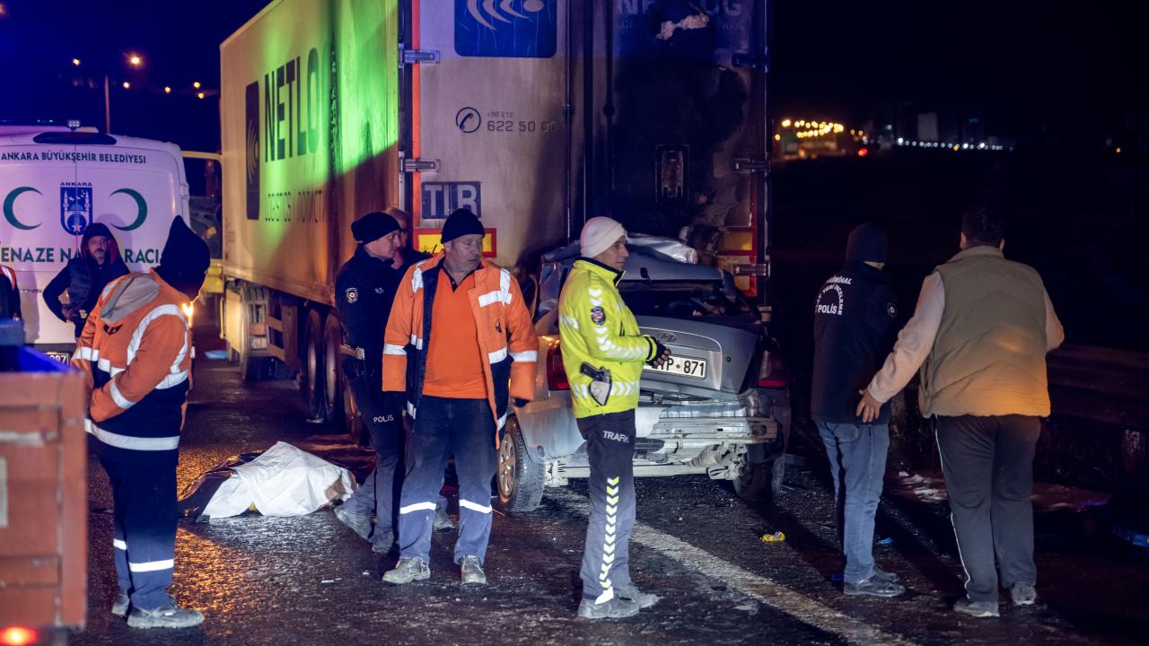 Ankara'da tıra çarpan otomobilin sürücüsü hayatını kaybetti