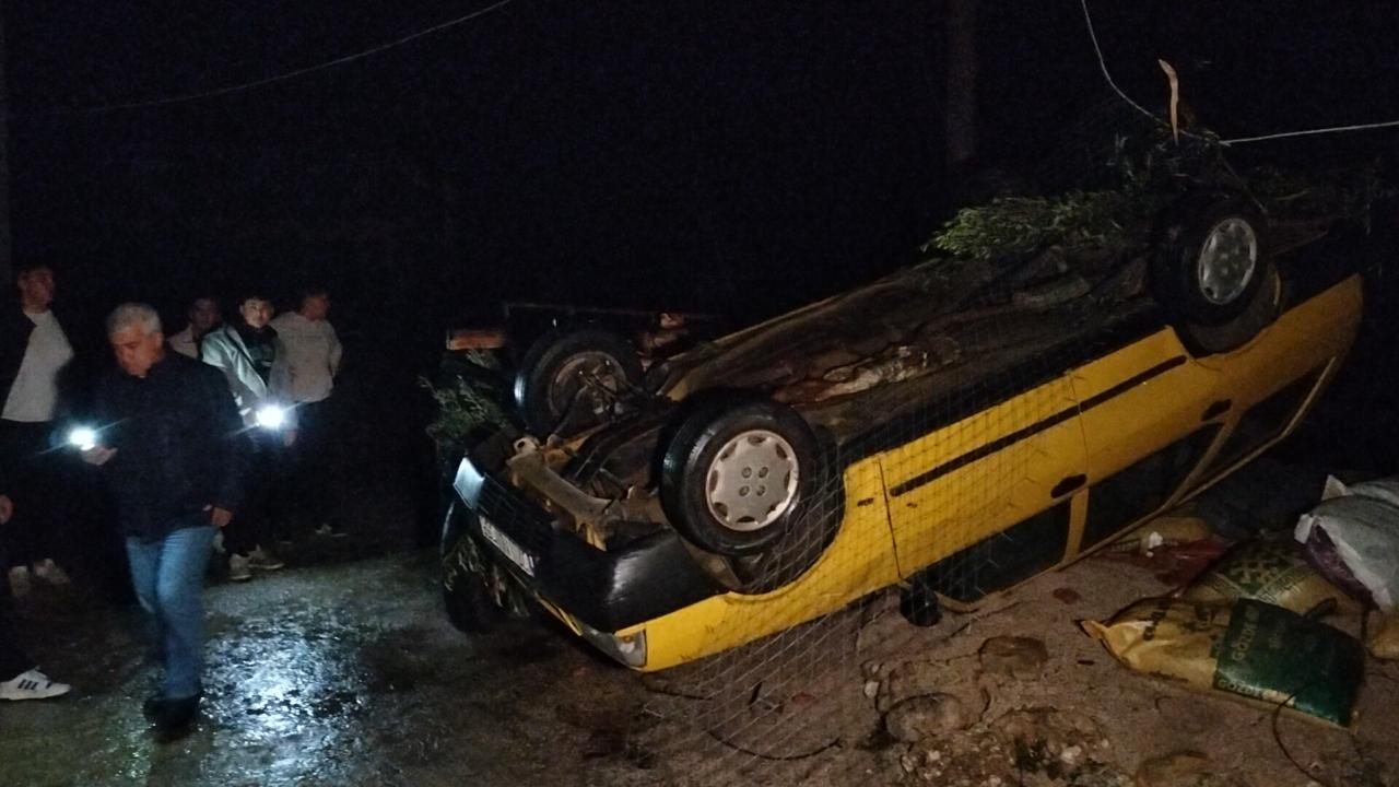 Antalya'da hortum bazı ev ve seralara zarar verdi