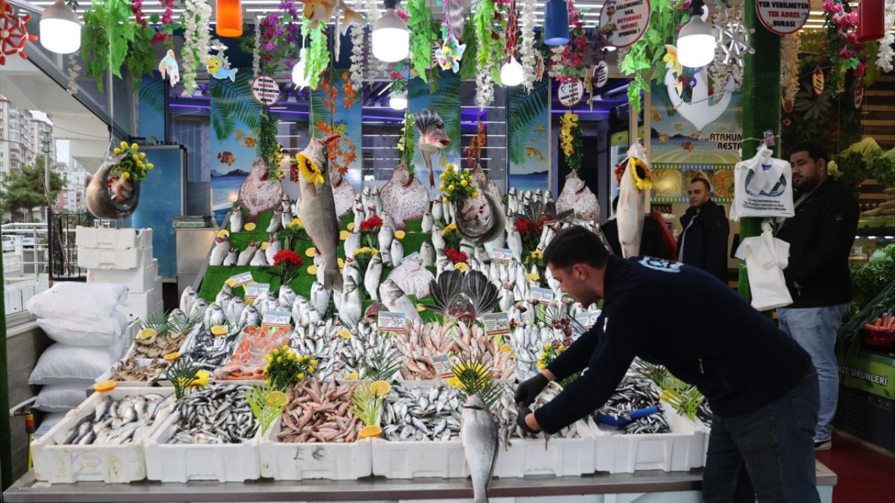 Samsun'daki tezgahlarda onlarca çeşit balık müşterilere sunuluyor