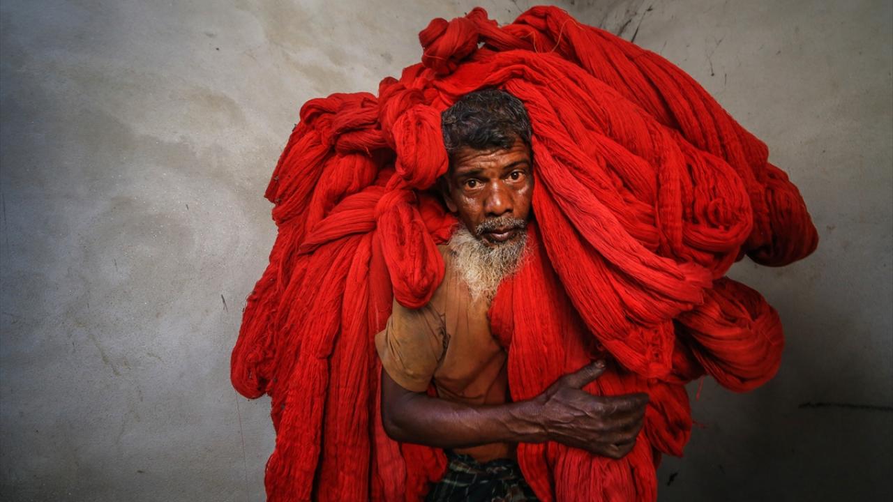 Bangladeş’te ip boyama atölyelerinde renkli mesai