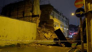 Beyoğlu'nda binanın duvarı yıkıldı