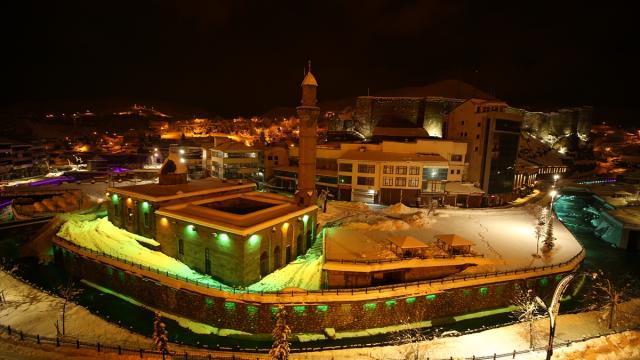 Bitlis'te tarihi yapılar beyaza büründü
