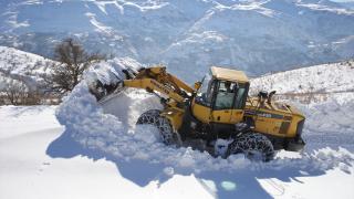 Karla mücadele ekipleri köylere ulaşım için seferber oldu