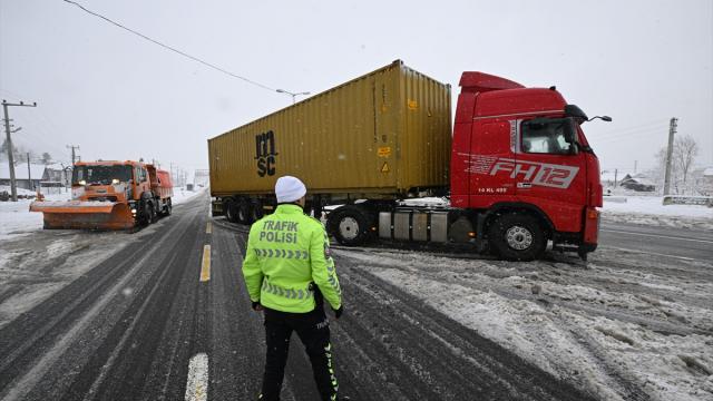 Bolu Dağı'nın Ankara istikameti kar nedeniyle ağır tonajlı araçların geçişine kapatıldı