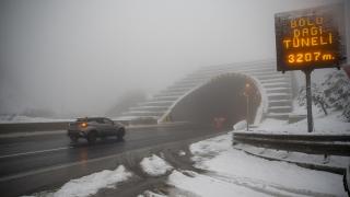 Bolu Dağı'nda kar ve sis etkili oldu