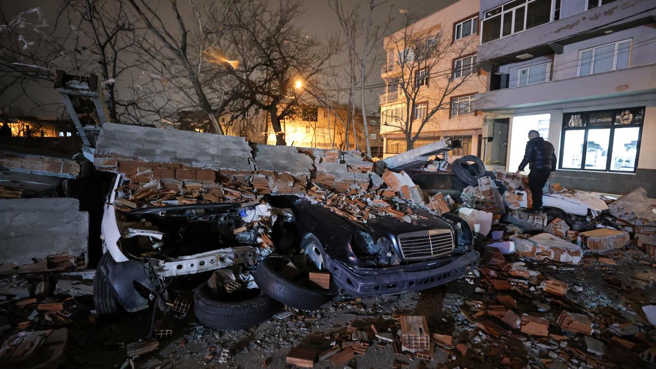 Bursa'da fırtına duvarı araçların üstüne devirdi