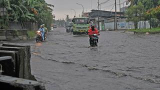 Kuzey Cakarta’da 50 santimetreye ulaşan sel ulaşımı aksattı