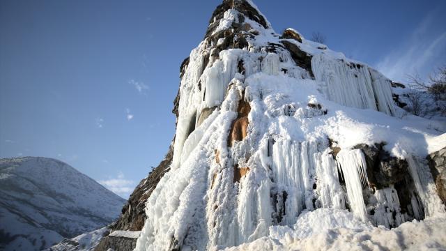 Bitlis'teki "Deliklitaş" buz sarkıtlarıyla kaplandı
