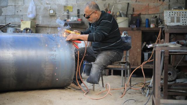 Bacağını kaybeden demir ustası el-Masri yaşam mücadelesini sürdürüyor