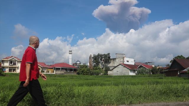 Endonezya'daki Marapi Yanardağı yeniden kül püskürttü