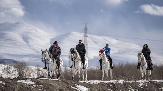 Erzurum'da kar ve buzda atlı safari keyfi