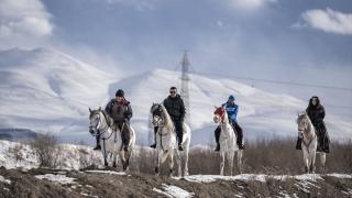 Erzurum'da kar ve buzda atlı safari keyfi