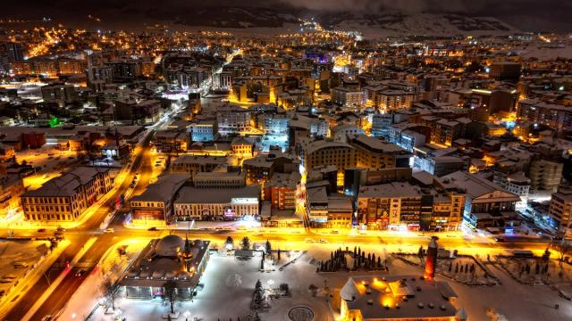 Kar yağışıyla beyaza bürünen Erzurum havadan görüntülendi