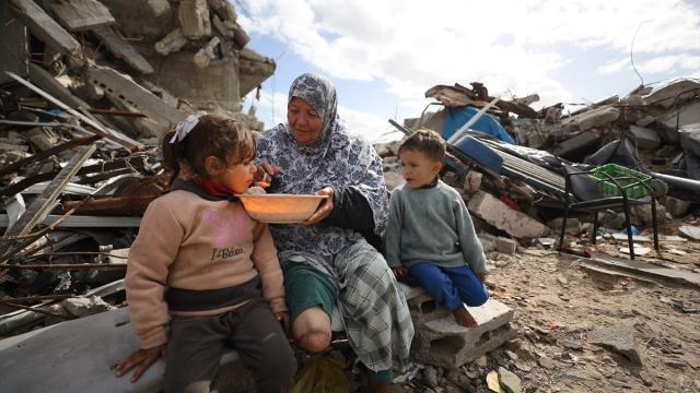 İsrail saldırılarında bir bacağını kaybeden Filistinli Nebile, tedavi olmayı bekliyor