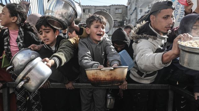 Gazze'de Filistinlilere sıcak yemek dağıtımı yapıldı