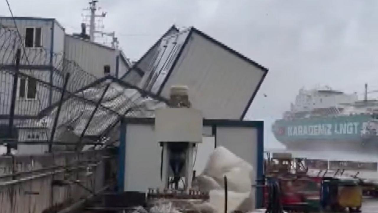 Bursa'da fırtına limandaki yapıları parçaladı